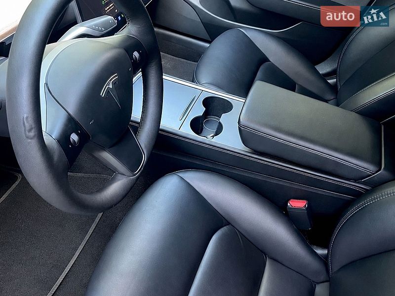 Седан Tesla Model 3 2022 в Черкассах