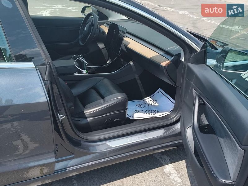 Седан Tesla Model 3 2019 в Одесі