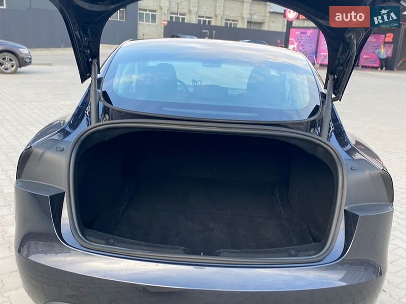 Седан Tesla Model 3 2024 в Львове