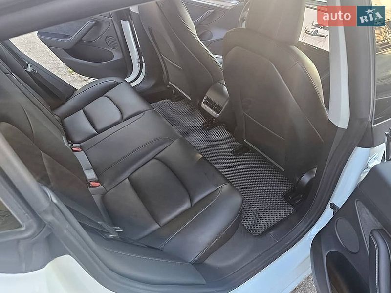 Седан Tesla Model 3 2022 в Житомире