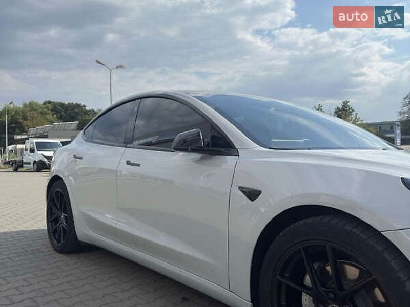 Седан Tesla Model 3 2020 в Львові