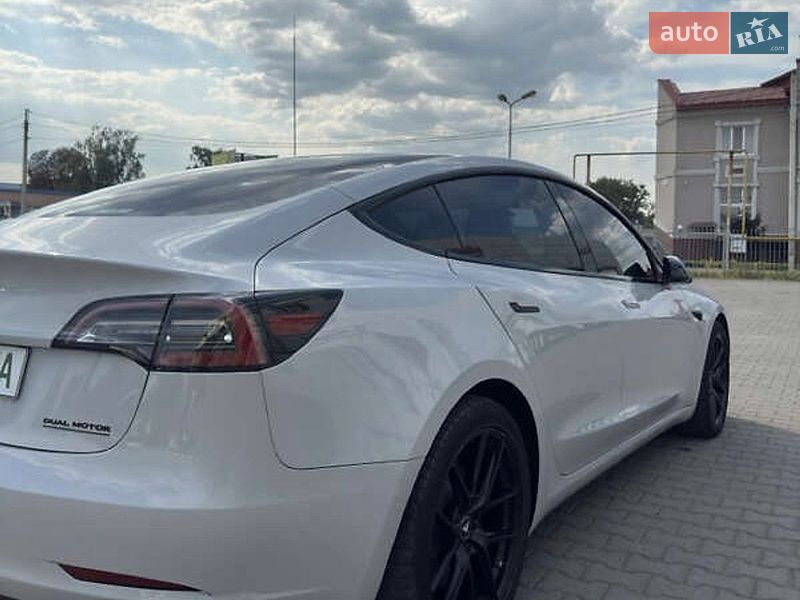 Седан Tesla Model 3 2020 в Львові