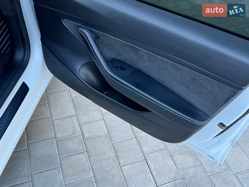 Седан Tesla Model 3 2021 в Киверцах