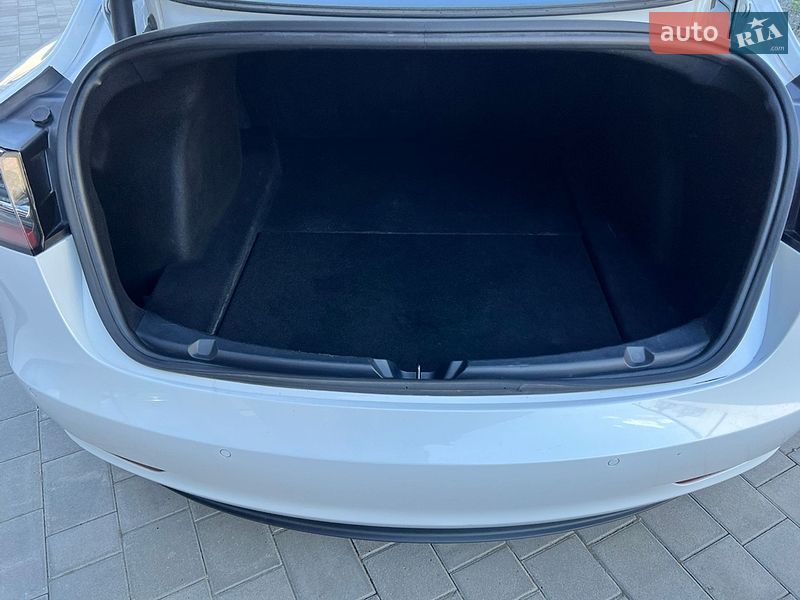 Седан Tesla Model 3 2021 в Киверцах