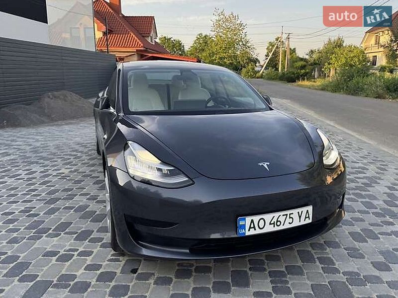 Седан Tesla Model 3 2019 в Львове
