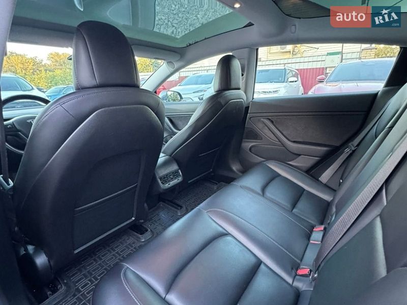 Седан Tesla Model 3 2018 в Львове