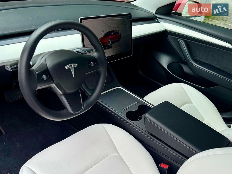 Седан Tesla Model 3 2023 в Львове