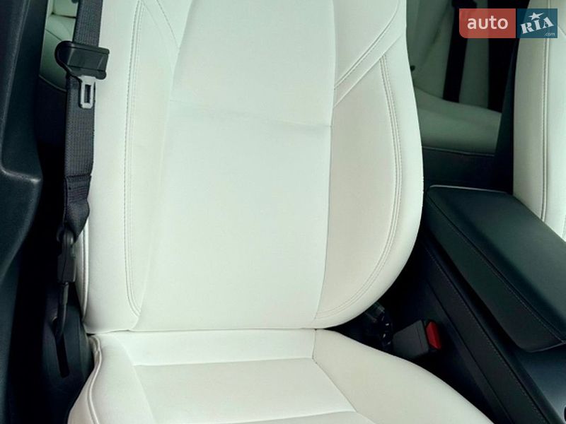 Седан Tesla Model 3 2023 в Львове