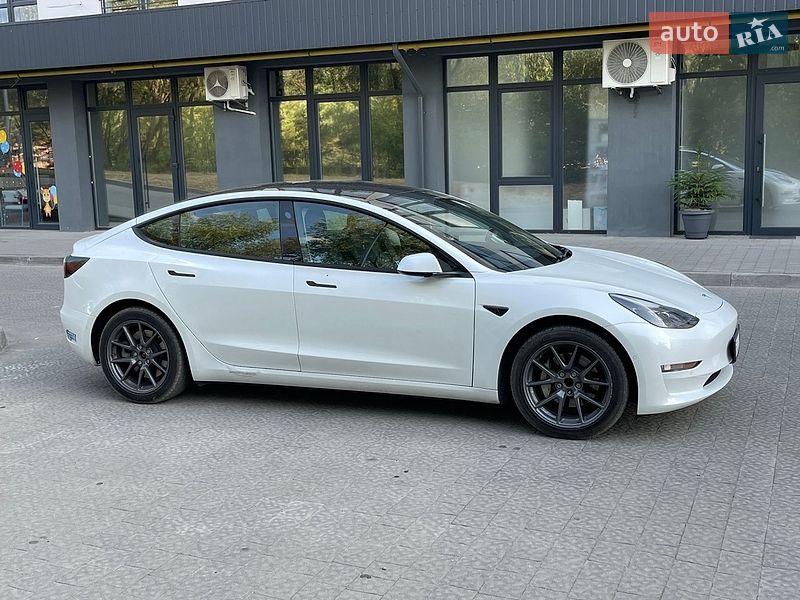 Седан Tesla Model 3 2021 в Новояворовске