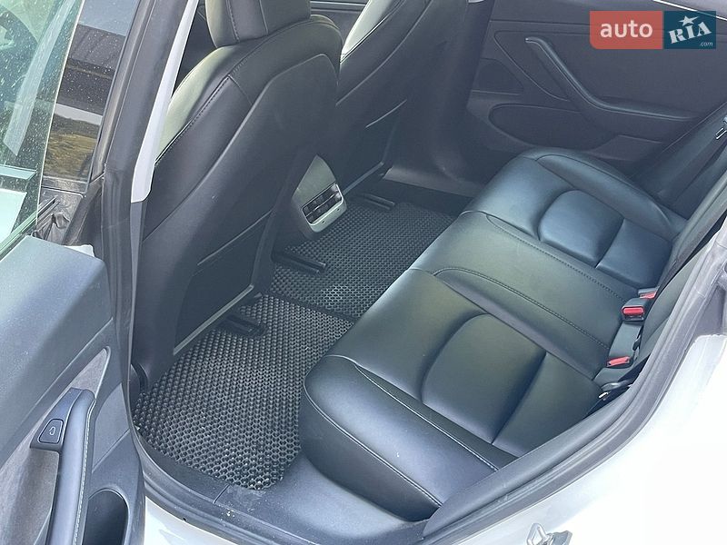 Седан Tesla Model 3 2021 в Новояворовске