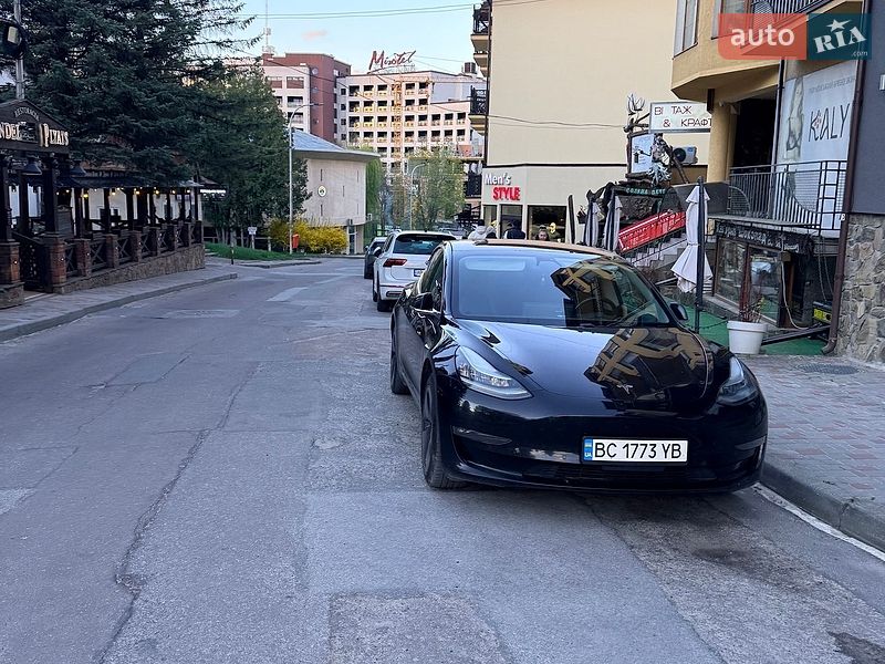 Седан Tesla Model 3 2019 в Львове