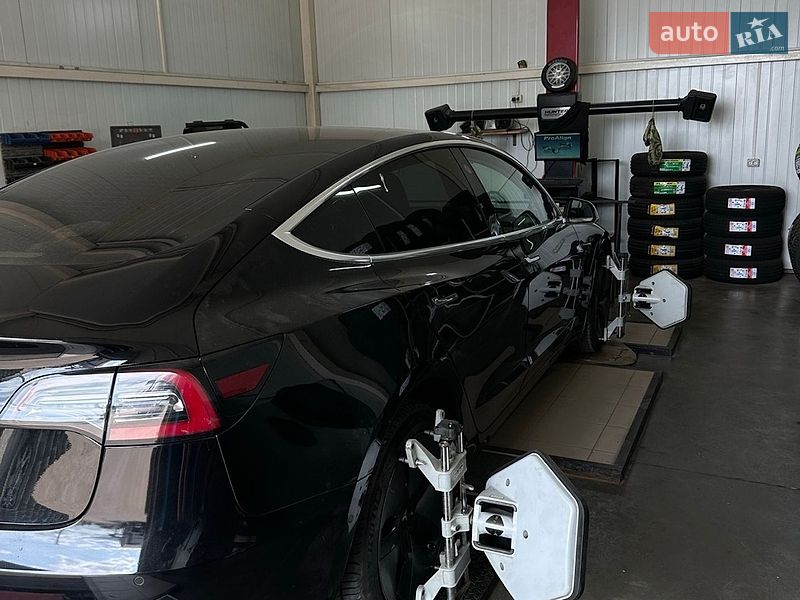 Седан Tesla Model 3 2019 в Львове