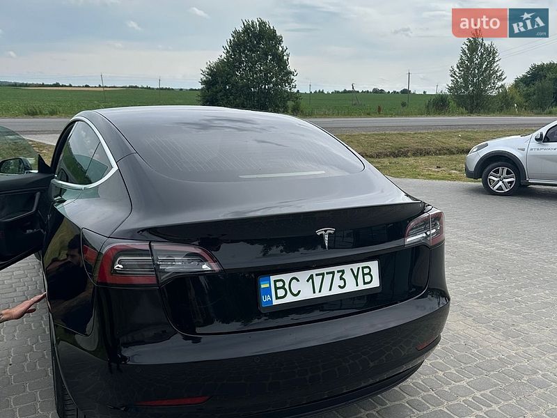 Седан Tesla Model 3 2019 в Львове