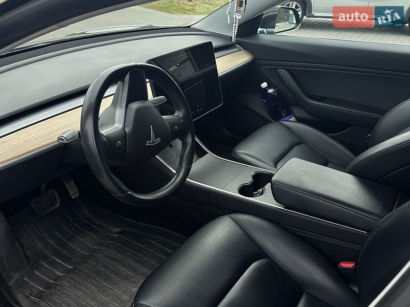 Седан Tesla Model 3 2019 в Львове