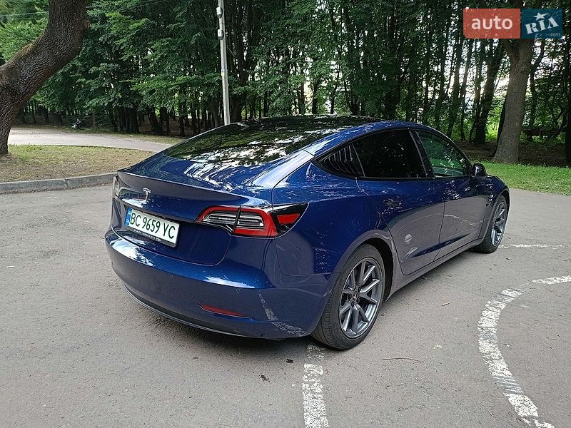 Седан Tesla Model 3 2021 в Львове