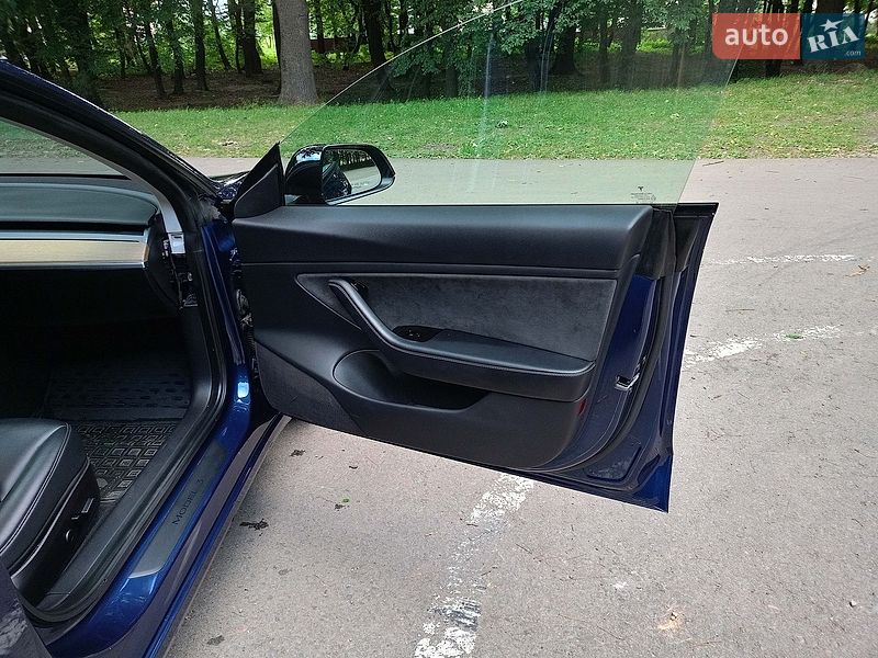 Седан Tesla Model 3 2021 в Львове