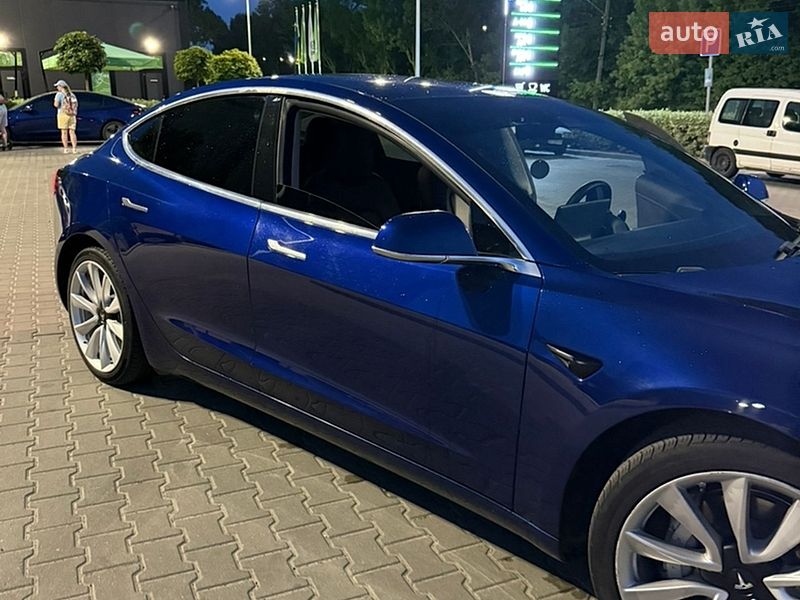 Седан Tesla Model 3 2020 в Львові