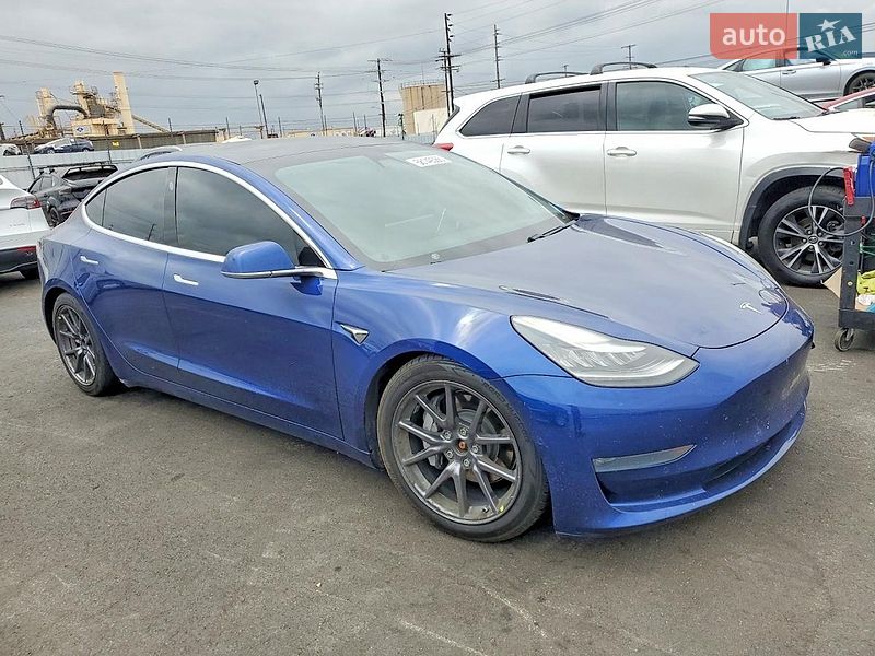 Седан Tesla Model 3 2020 в Львове