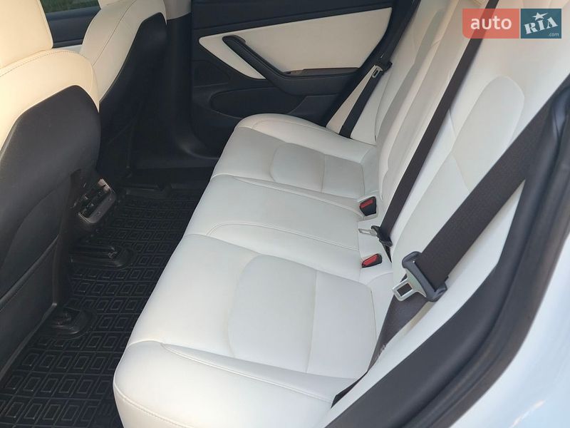 Седан Tesla Model 3 2019 в Львові