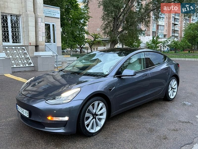 Седан Tesla Model 3 2020 в Валках