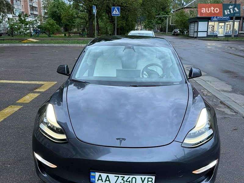 Седан Tesla Model 3 2020 в Валках