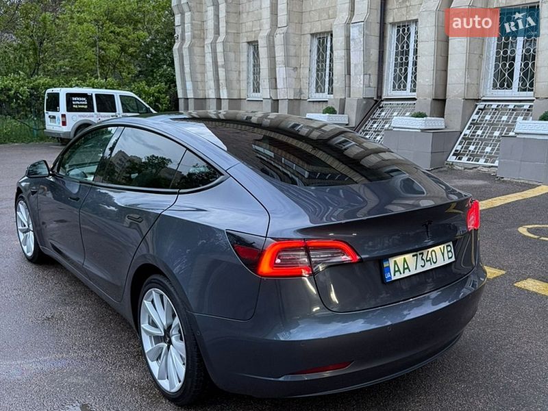Седан Tesla Model 3 2020 в Валках