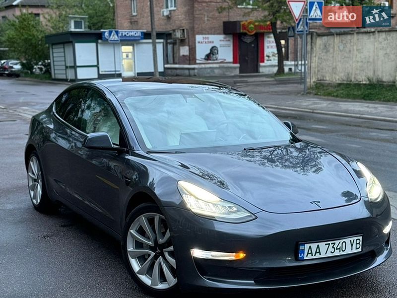 Седан Tesla Model 3 2020 в Валках