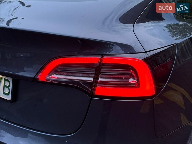 Седан Tesla Model 3 2020 в Валках