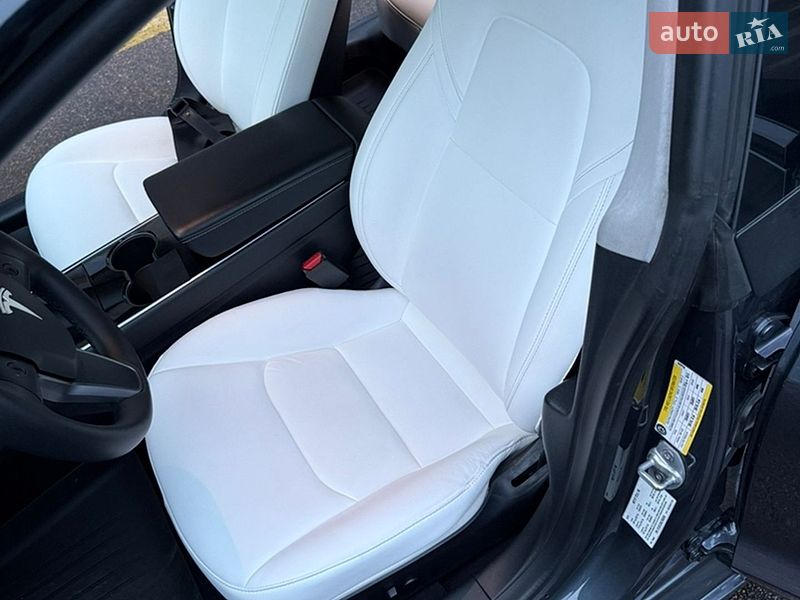 Седан Tesla Model 3 2020 в Валках
