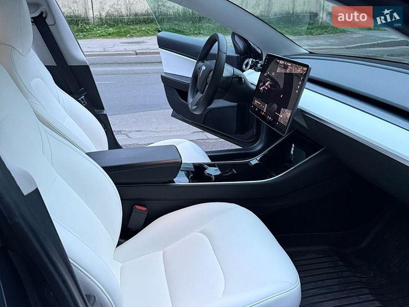 Седан Tesla Model 3 2020 в Валках