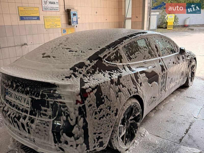 Седан Tesla Model 3 2024 в Ровно