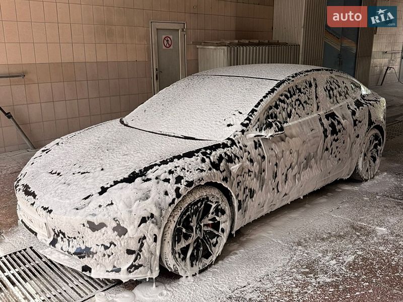 Седан Tesla Model 3 2024 в Ровно