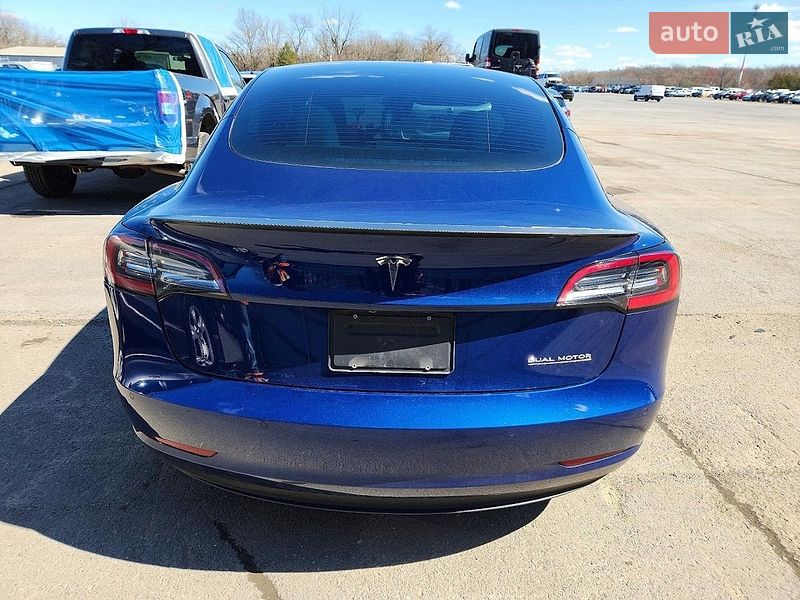 Седан Tesla Model 3 2022 в Ровно