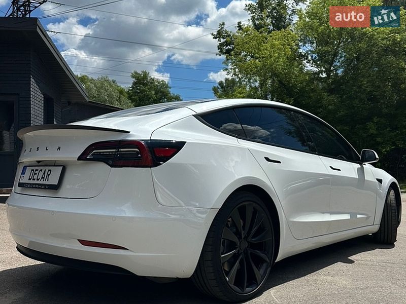 Седан Tesla Model 3 2021 в Киеве