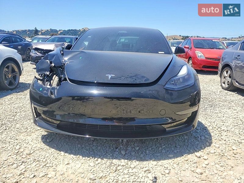Седан Tesla Model 3 2023 в Львове