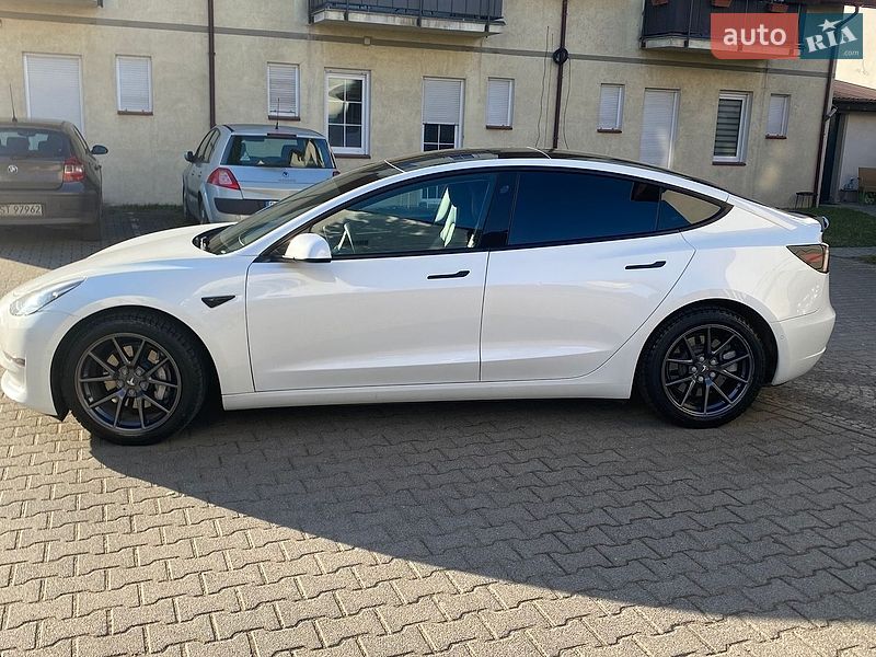 Седан Tesla Model 3 2021 в Львові