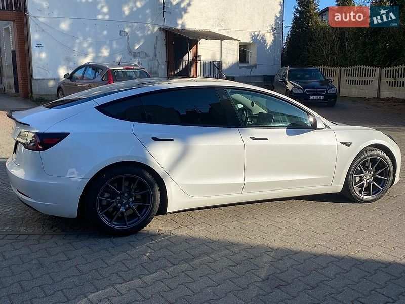 Седан Tesla Model 3 2021 в Львові