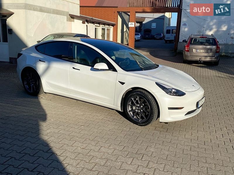 Седан Tesla Model 3 2021 в Львові