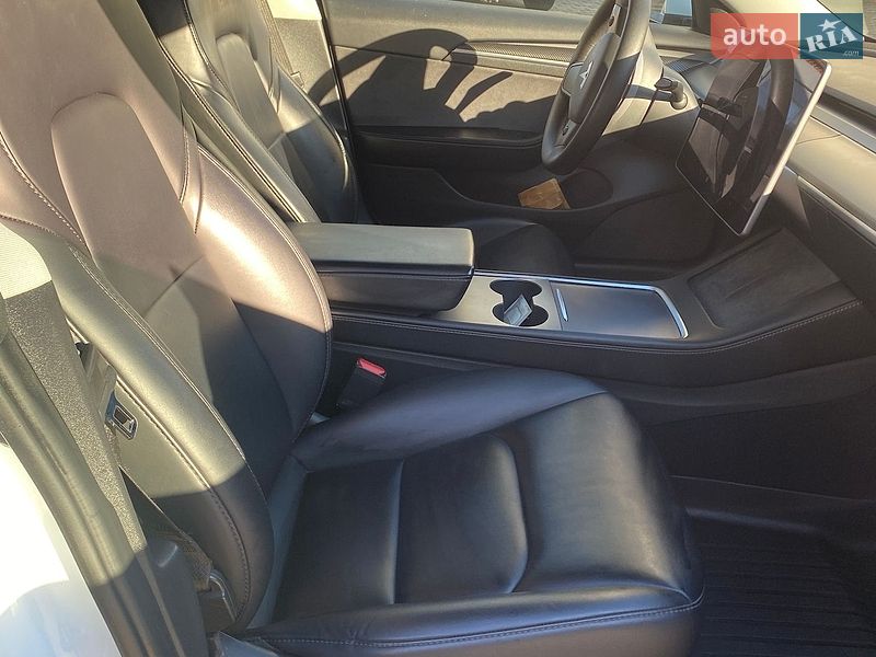 Седан Tesla Model 3 2021 в Львові