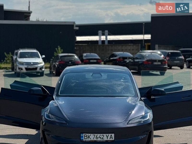 Седан Tesla Model 3 2024 в Ровно