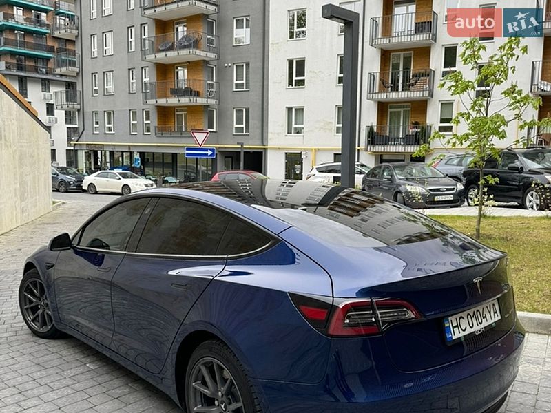 Седан Tesla Model 3 2022 в Львове