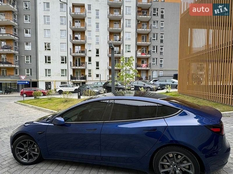 Седан Tesla Model 3 2022 в Львове
