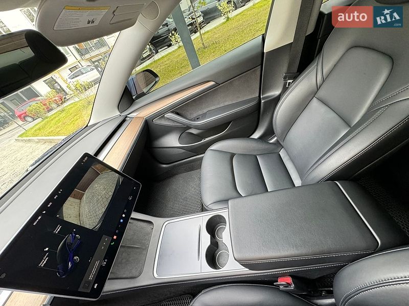 Седан Tesla Model 3 2022 в Львове