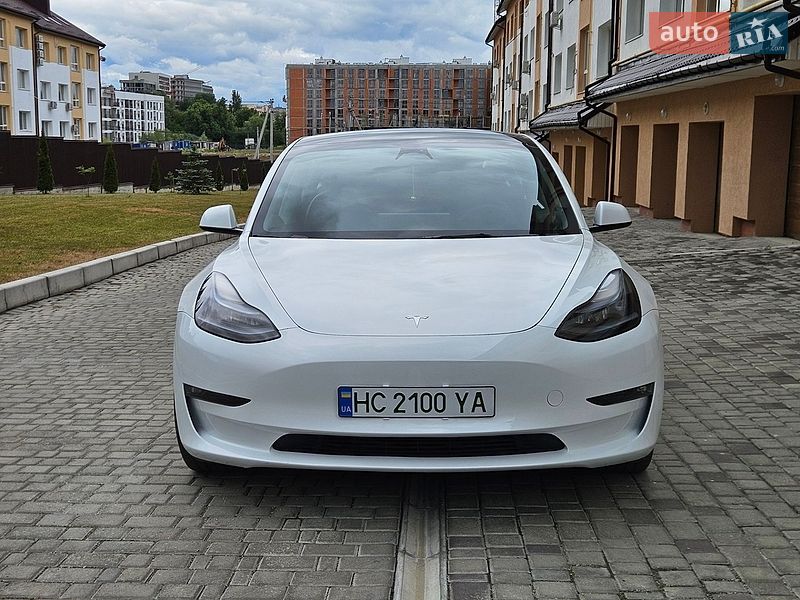 Седан Tesla Model 3 2023 в Львове