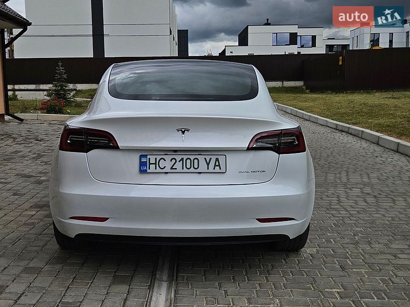 Седан Tesla Model 3 2023 в Львове