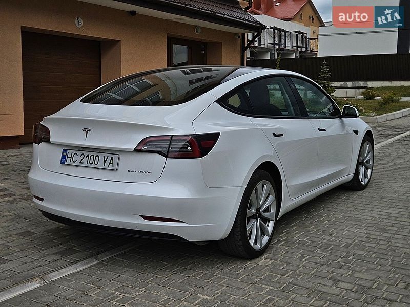 Седан Tesla Model 3 2023 в Львове