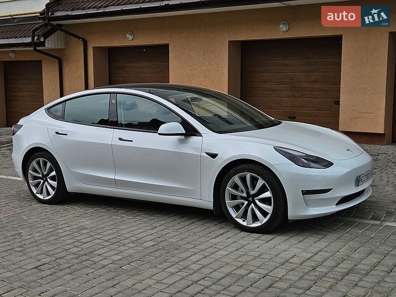 Седан Tesla Model 3 2023 в Львове