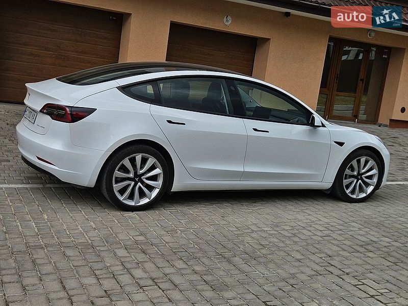 Седан Tesla Model 3 2023 в Львове