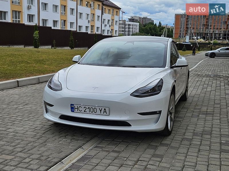 Седан Tesla Model 3 2023 в Львове