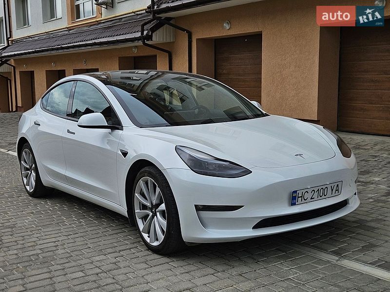 Седан Tesla Model 3 2023 в Львове